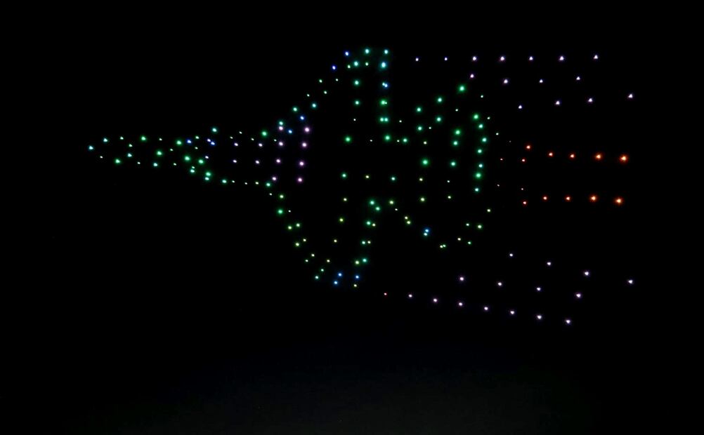 Espectáculo de drones de la empresa Space Drone Show en la Base Aérea Militar 1 Santa Lucia en conmemoración de los 80 años del regreso del Escuadrón 201, tras participar en la Segunda Guerra Mundial, el martes 18 de noviembre de 2025. Foto: Gabriel Pano/EL UNIVERSAL