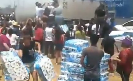 Tras volcadura, captan rapiña de papel higiénico en Circuito Exterior Mexiquense 