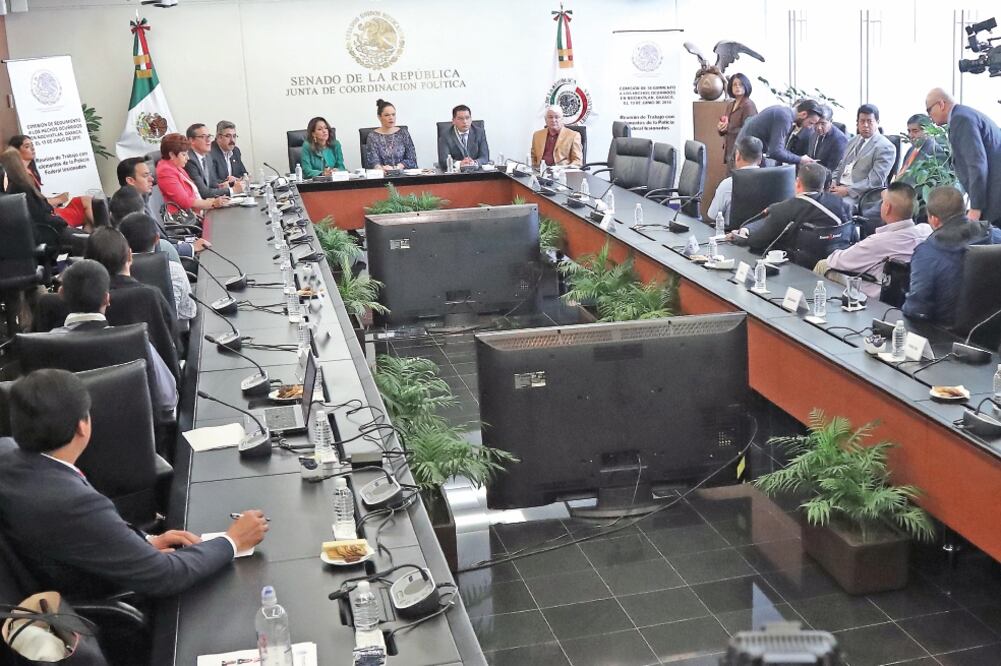 La Comisión Especial para el caso Nochixtlán informó que la PGR no puede avanzar en la investigación para conocer lo sucedido el pasado 19 de junio si las víctimas no presentan su denuncia, por lo que exhortó a los pobladores a hacerlo (ARIEL OJEDA)