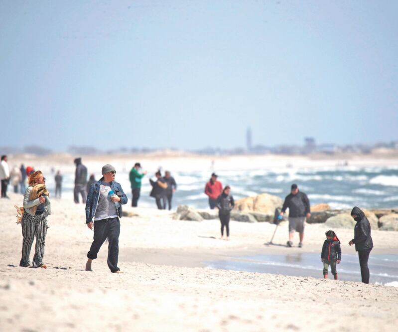 Personas visitaron ayer la playa en Long Beach, Nueva York, que se encuentra en la costa sur de Long Island, un área que ha registrado una gran cantidad de casos de coronavirus. Foto: BRUCE BENNETT. GETTY IMAGES