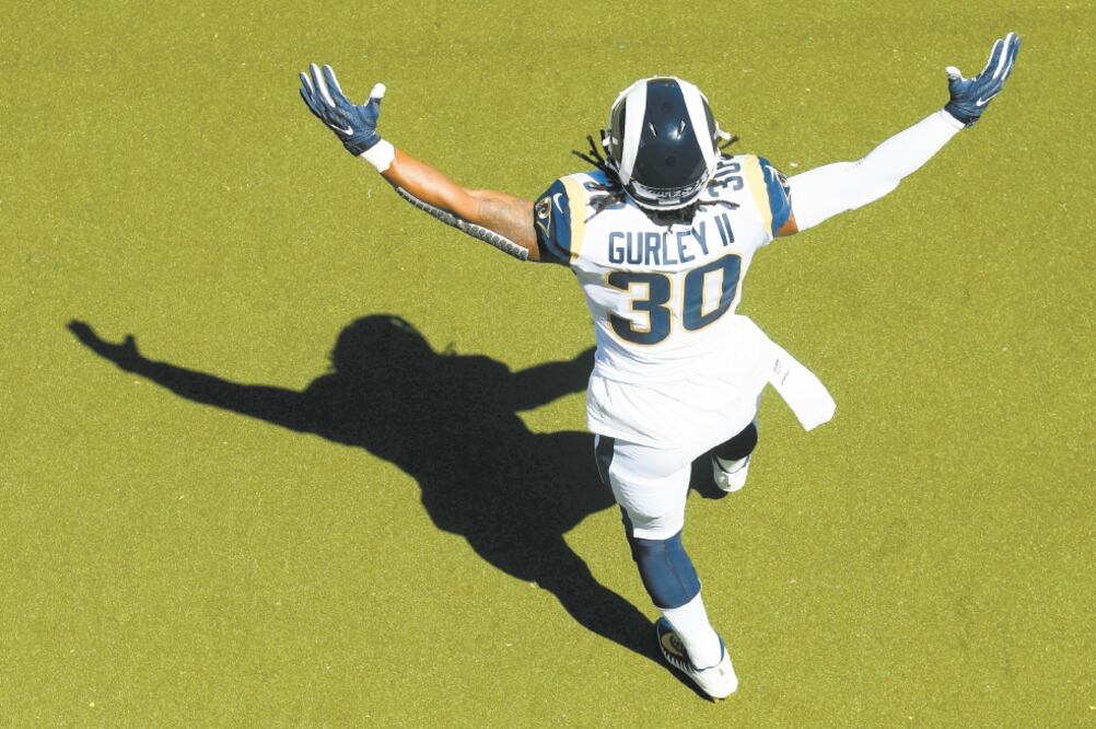 Todd Gurley, de Los Ángeles, concretó tres anotaciones terrestres. (Harry How/AFP)