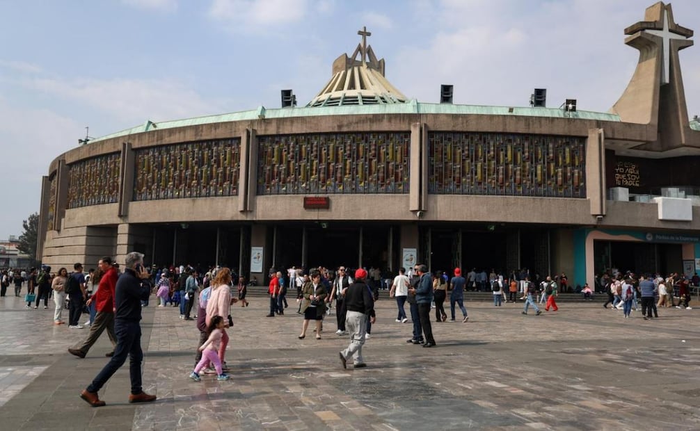 Creyentes asisten a la Basílica de Guadalupe para dar gracias a la Virgen; solicitan salud y trabajo.
Foto: Hugo Salvador.