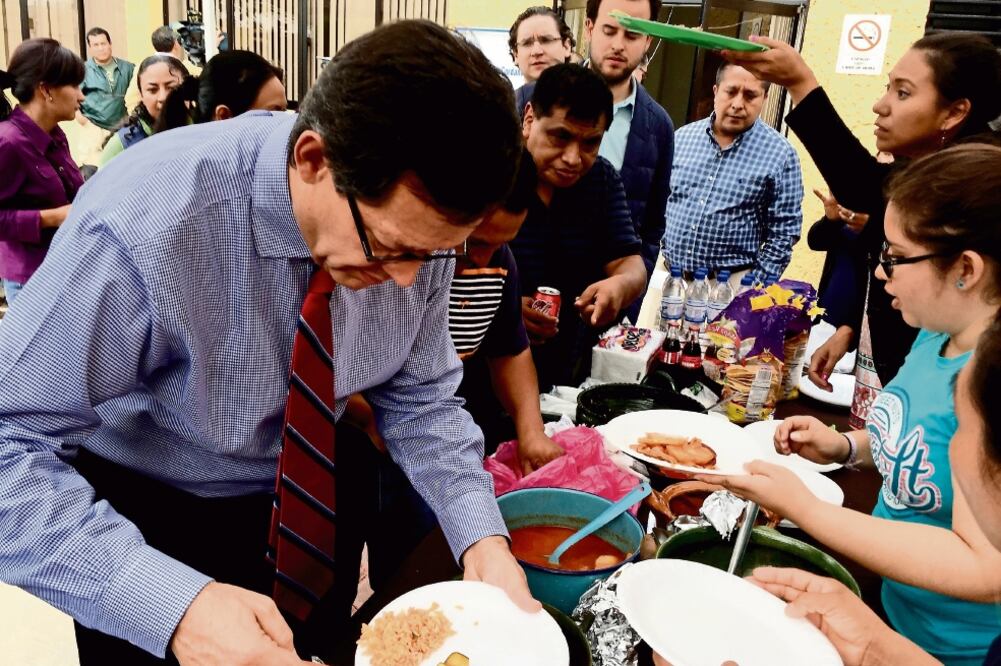 El subsecretario Roberto Campa se dio tiempo para degustar platillos oaxaqueños que llevaron a la reunión los pobladores de Nochixtlán (ISMAEL GARCÍA. EL UNIVERSAL)