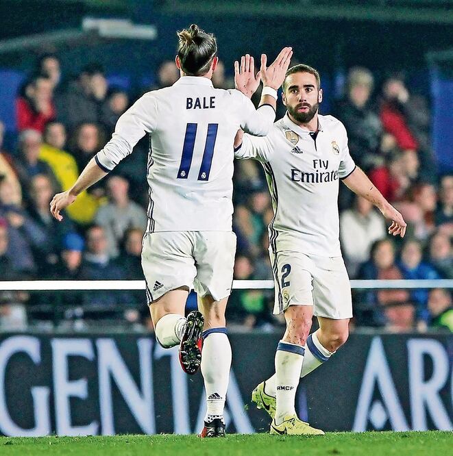 Gareth Bale (11), celebra con Carvajal la victoria de los madridistas (JOSE MIGUEL FERNÁNDEZ. AP)