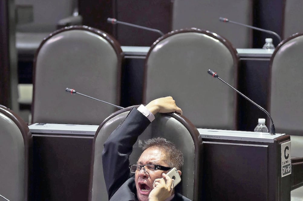 El diputado Sergio Emilio Gómez (PAN), durante la sesión de la Cámara de Diputados en la que se aprobó la reforma por la vía del fast track (CARLOS REYES. EL UNIVERSAL)