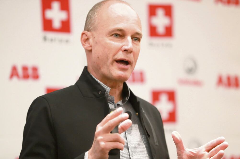 Bertrand Piccard concluyó en 2016 la primera rotación al planeta en el avión Solar Impulse II, movido únicamente por energía solar (ALEJANDRA LEYVA. EL UNIVERSAL)
