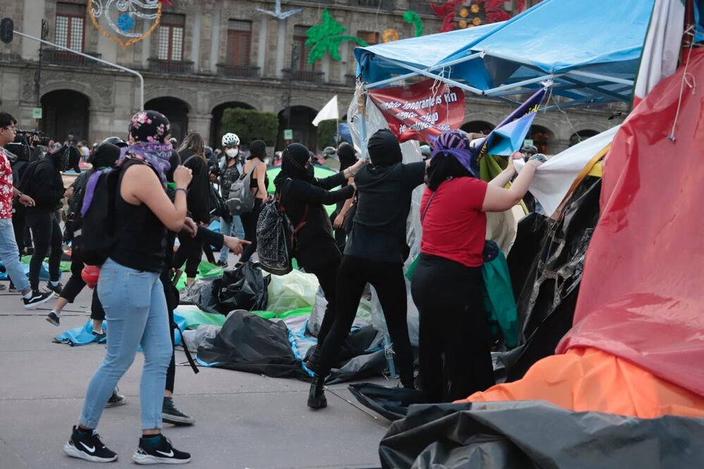 Las casas de campaña quedaron destrozadas; no había ningún manifestante en ellas. Foto: Diego Simón/EL UNIVERSAL