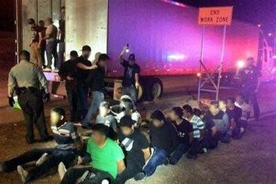 Hallan a 23 migrantes en un tráiler en Texas