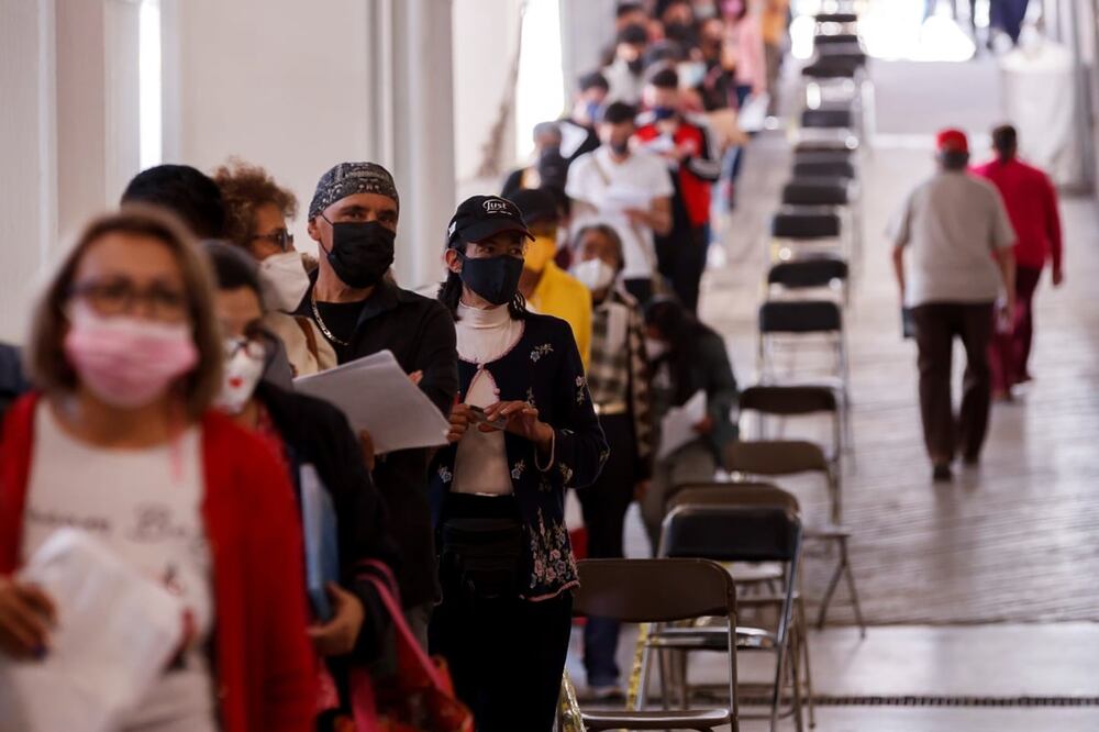 Dosis de refuerzo antiCovid en población con más de 60 años en la CDMX, diciembre 2021. Foto: EFE / José Méndez