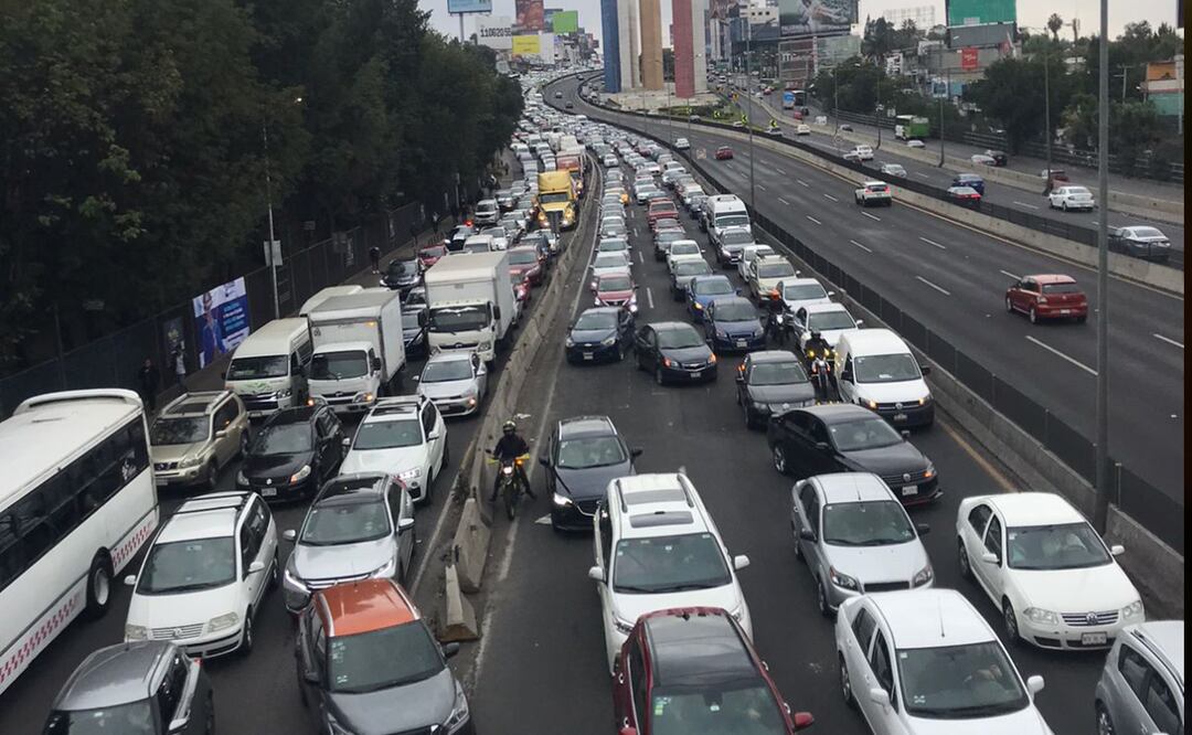 Desde las 10 de la mañana, más de 200 pobladores de Chimalpa llegaron con una decena de camiones que atravesaron en tres de seis carriles de Periférico Norte. Foto: Rebeca Jiménez. EL UNIVERSAL