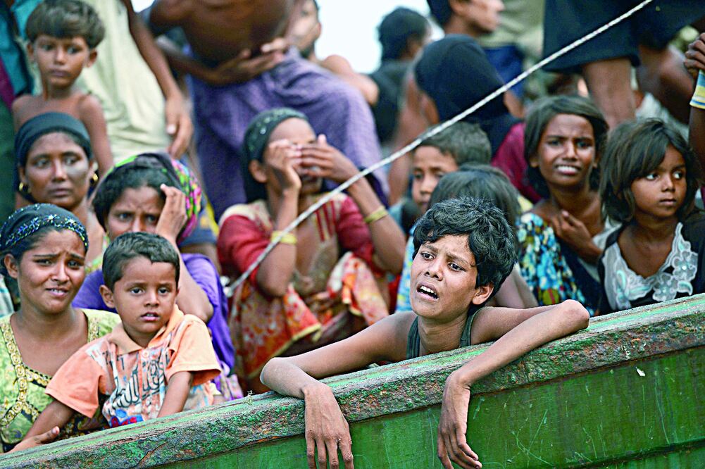 Migrantes rohingya esperan en un barco que fue localizado a la deriva, en aguas tailandesas, el 14 de mayo. Varios pasajeros habían muerto en los días previos (CHRISTOPHE ARCHAMBAULT / AFP)