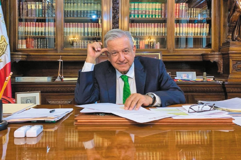 El Presidente dijo que en tanto se hace la reforma constitucional, el memorándum servirá de amparo para que no se apliquen medidas que afecten a los maestros. / PRESIDENCIA