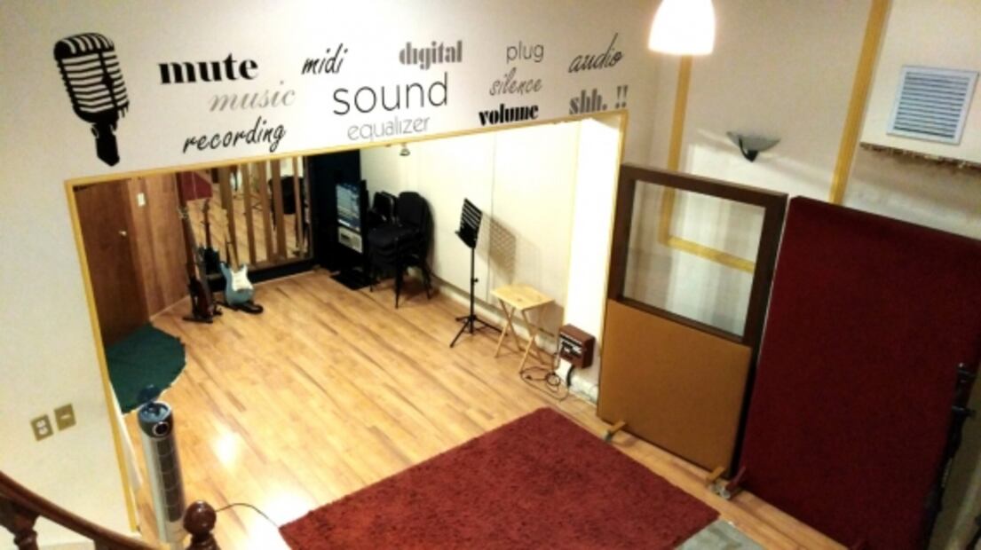 Come hamburguesas en este estudio de grabación de la CDMX