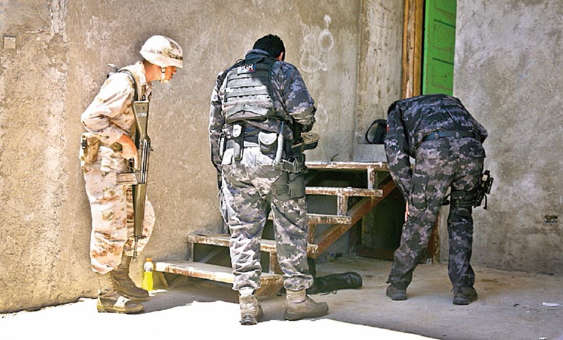 El hallazgo de los narcotúneles ha sido una constante en los últimos años. En la foto, de mayo pasado, unos militares inspeccionan el patio de una casa en la zona norte de Tijuana (ROBERTO ARMOCIDA)
