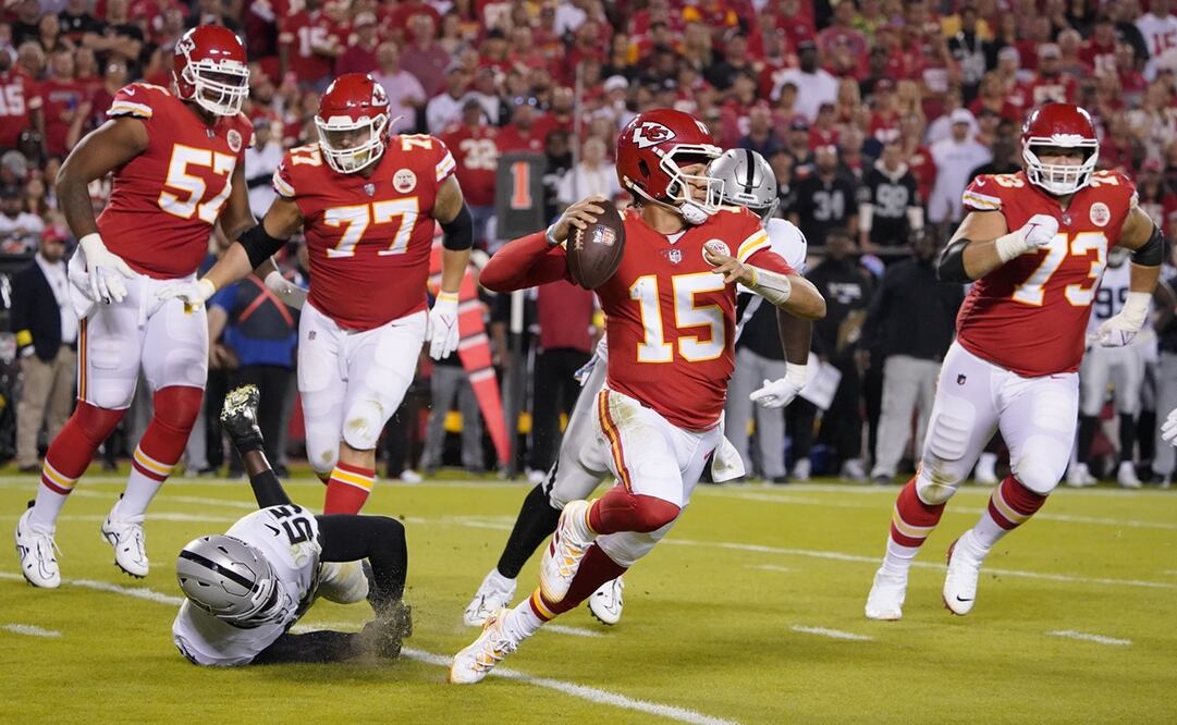 Patrick Mahomes en un jugada ofensiva contra los Raiders - FOTO: AP