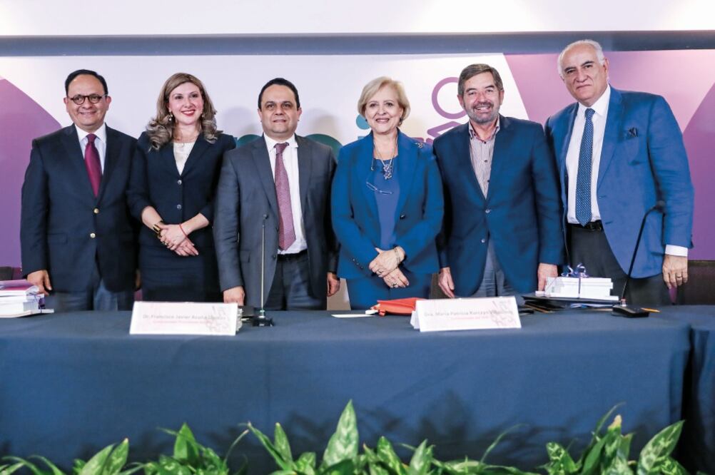 Jorge Islas, autor del nuevo libro, comisionados del Inai y el ex rector de la UNAM, Juan Ramón de la Fuente (derecha), anoche en la presentación (GERMÁN ESPINOSA. EL UNIVERSAL)