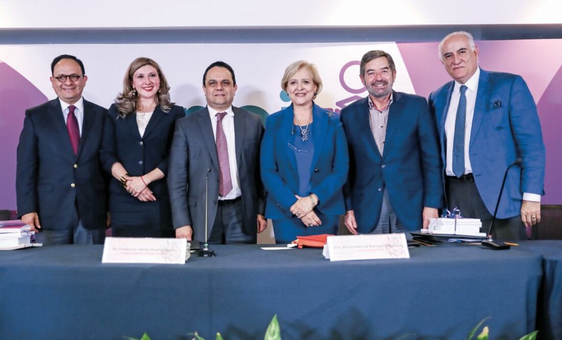 Jorge Islas, autor del nuevo libro, comisionados del Inai y el ex rector de la UNAM, Juan Ramón de la Fuente (derecha), anoche en la presentación (GERMÁN ESPINOSA. EL UNIVERSAL)