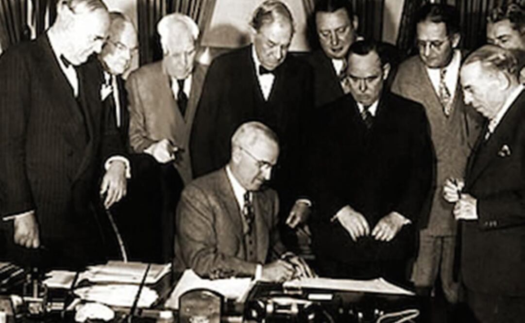 El 3 de abril de 1948, el presidente de los Estados Unidos Harry Truman promulgó la Ley de asistencia extranjera, comúnmente conocida como el Plan Marshall / Fundación George C. Marshall