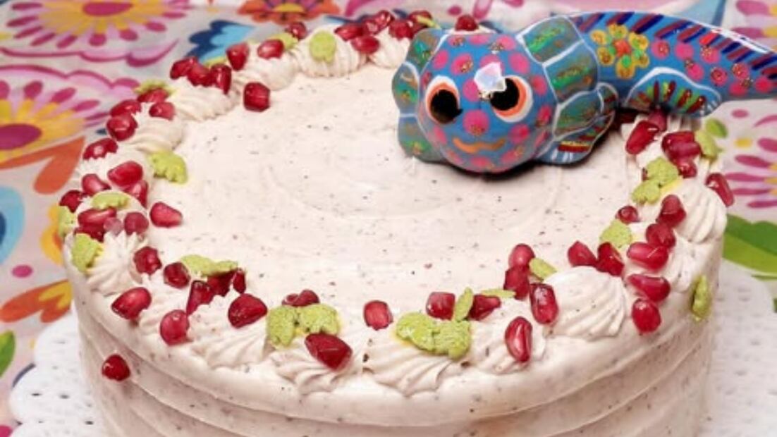 El pastel de chile en nogada lo puedes probar por rebanada o comprarlo para compartir. Foto: Instagram @mielmesabemx