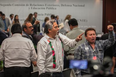 Legisladores se llevan a casa propuestas... y las consignas de maestros