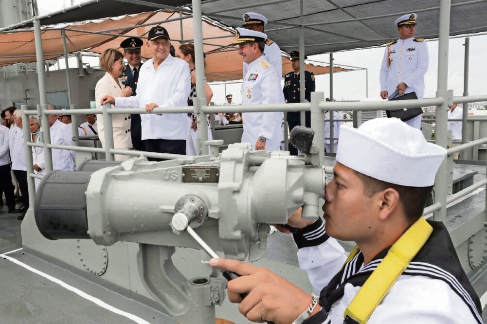 El Presidente abordó el buque de Guerra Papaloapan para encabezar la conmemoración del Día de la Marina Nacional. En el Museo Naval México dio un avance en los acercamientos con el gobierno de EU para evitar la aplicación de aranceles.  Foto: Cuartoscuro