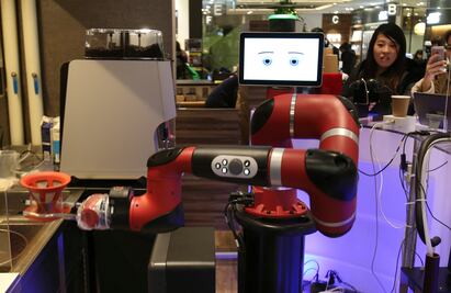 Robot barista prepara y sirve café en Tokio