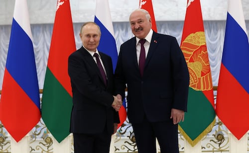 Putin se reúne con presidente de Bielorrusia, su principal aliado; encuentro ocurre tras visitas del Vaticano y la CIA a Rusia