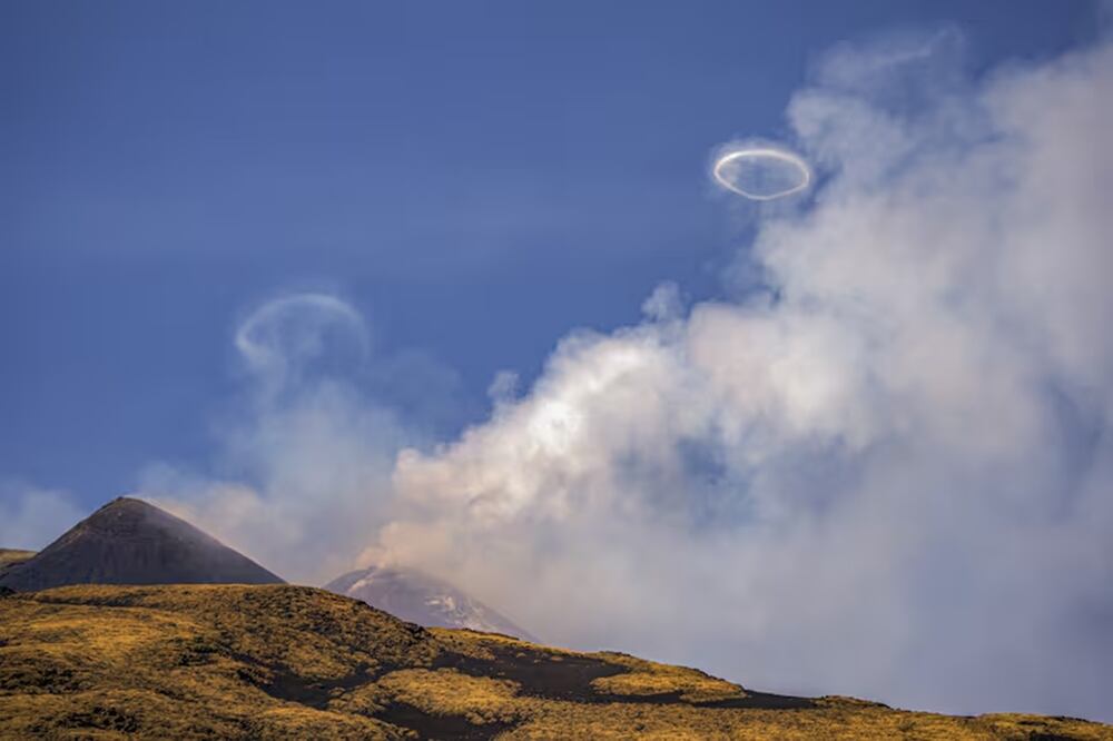 Los "anillos de humo" que salen del volcán Etna, en Sicilia. Foto: AP
