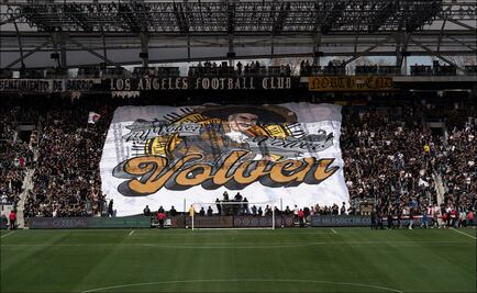 Aficionados del LAFC rinden homenaje en pleno partido a Vicente Fernández