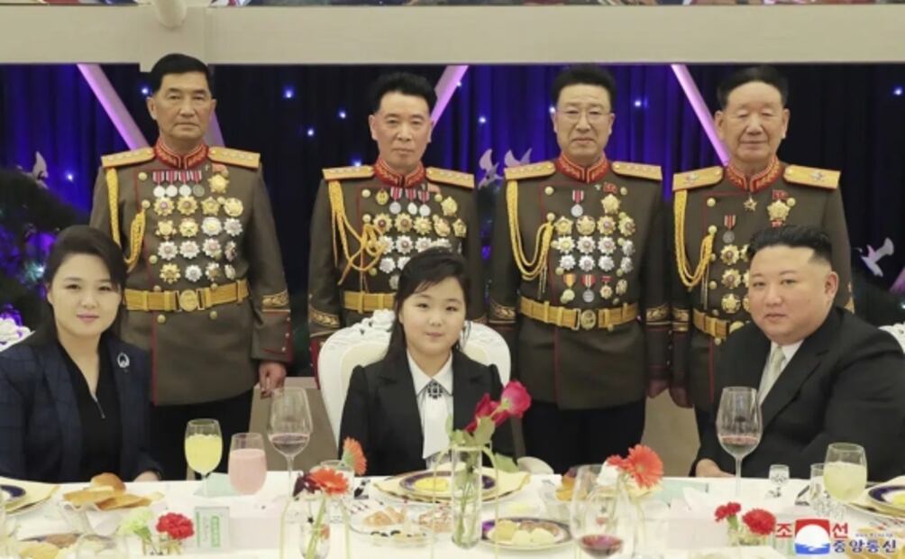 Líder de Norcorea y su hija visitan un cuartel por 75 aniversario del ejército