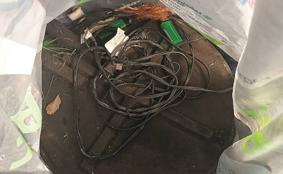 Dos sujetos fueron detenidos ayer por policías capitalinos; se les señaló de robar tapas metálicas de coladeras en Iztapalapa.Foto: Especial