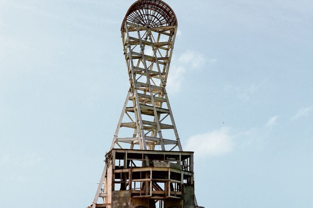 La obra fue encargada al escultor Enrique Carbajal, Sebastián, para edificarla a la orilla del Bulevar Bahía. La estructura, que mide 72 metros de altura, causó críticas por su “inutilidad”. ESPECIAL