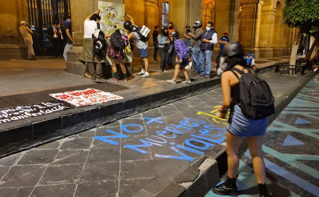 Los manifestantes pintaron los accesos del edificio de gobierno capitalino con consignas. Foto: Especial