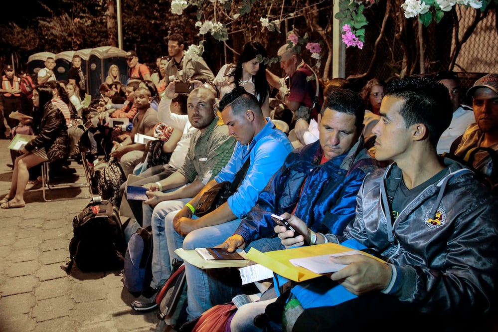 Migrantes cubanos en tránsito hacia EU esperando en el Aeropuerto Internacional Monseñor Oscar Arnulfo Romero y Galdámez, ubicado a 40 kilómetros al sur de San Salvador (EFE)