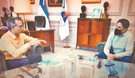 Critican a López-Gatell por mal uso de cubrebocas en Argentina