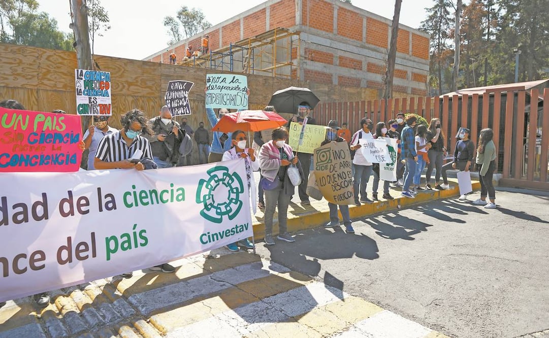 Ayer afuera de la Cámara de Diputados se manifestaron unos 50 académicos, estudiantes y trabajadores del CIDE y del Cinvestav. Foto: DIEGO SIMÓN. EL UNIVERSAL