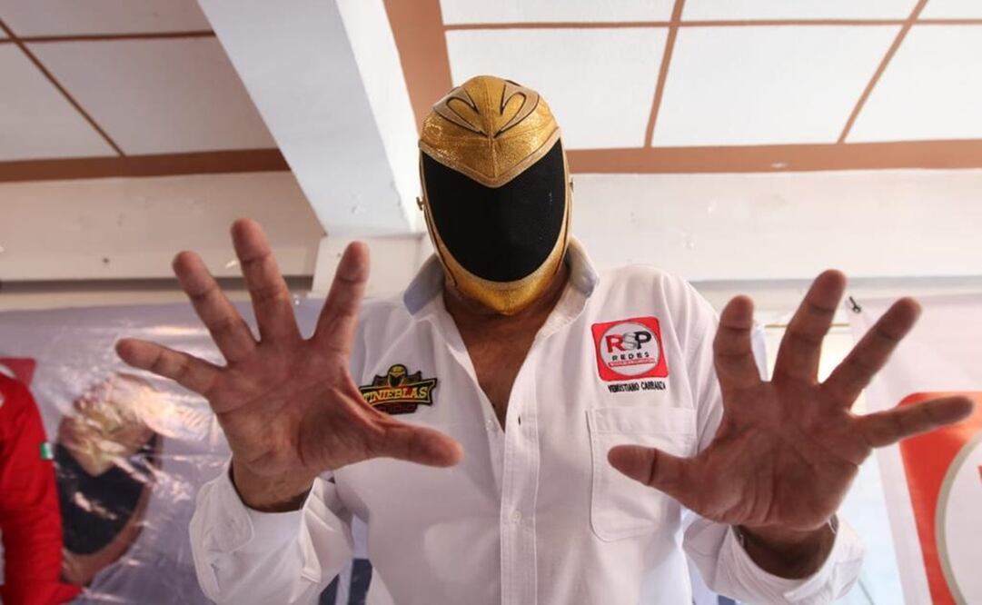 El luchador Tinieblas lanzó un reto a la ciudadanía "Si quieren conocer a Tinieblas sin máscara los invito a votar por los candidatos de Redes Sociales Progresistas". Foto: Especial
