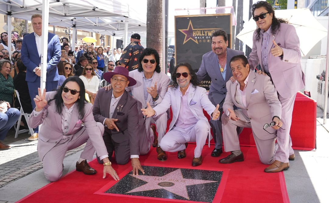 José Javier Solís (de izquierda a derecha), Eusebio "Chivo" Cortés, Roberto Guadarrama, Marco Antonio Solís, Joel Solís, Pedro Sánchez y José "Pepe" Guadarrama, de Los Bukis, asisten a una ceremonia en honor al grupo con una estrella en el Paseo de la Fama de Hollywood. Foto de Jordan Strauss/Invision/AP.