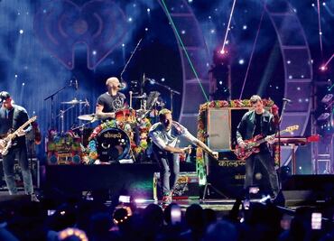 Coldplay y Cyrus cautivan en festival