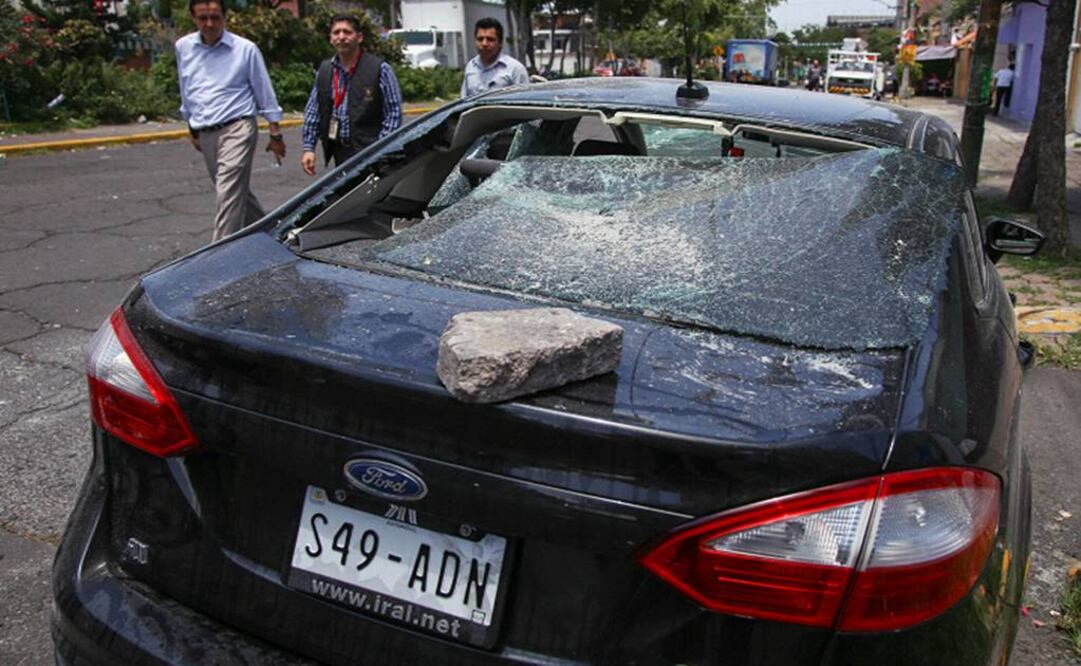 Sujetos con rostros cubiertos y con palos y piedras en mano agredieron a los trabajadores de Uber golpeando sus unidades. (Foto: Cuartoscuro.com) 