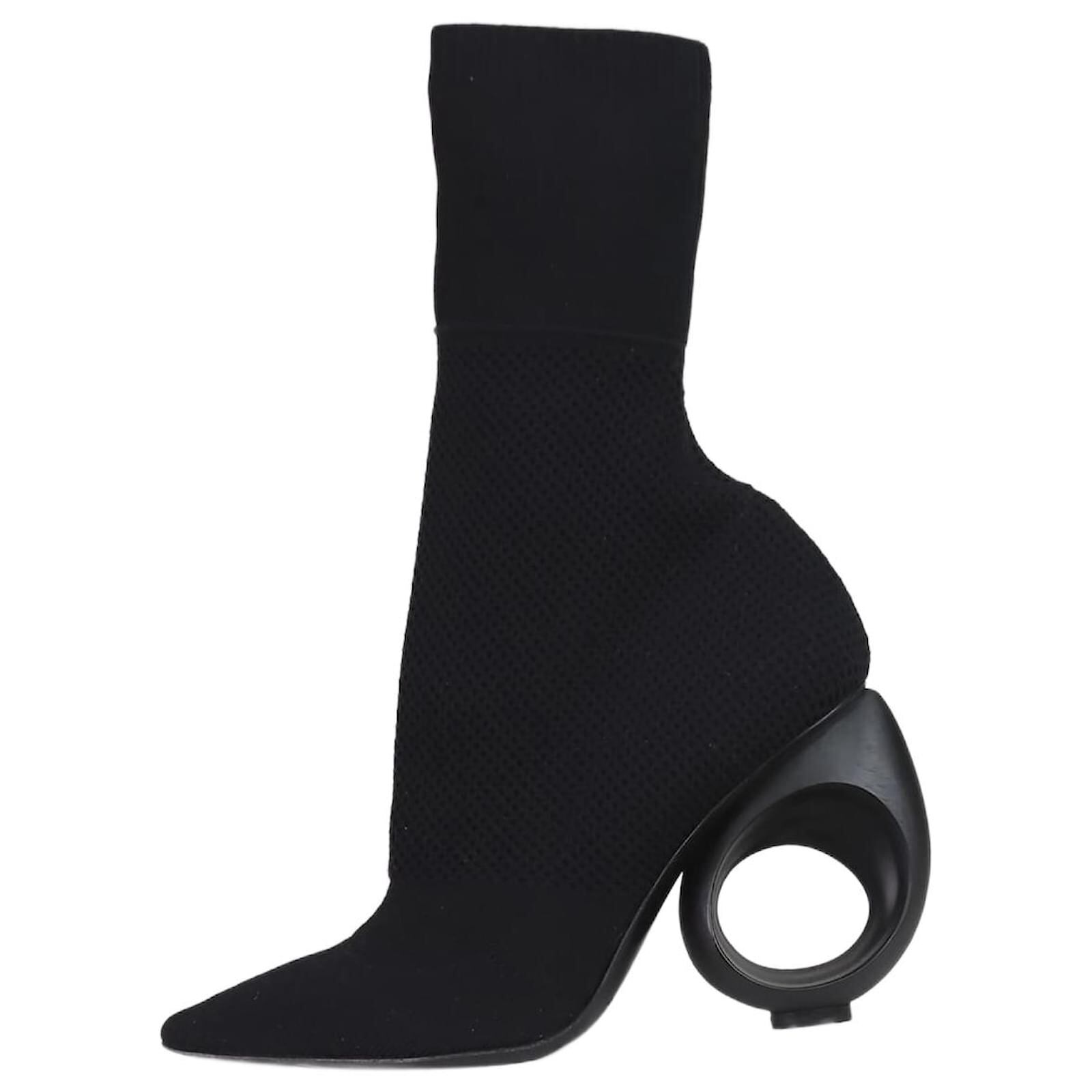 Botines con tacón circular. Foto: Joli Clóset