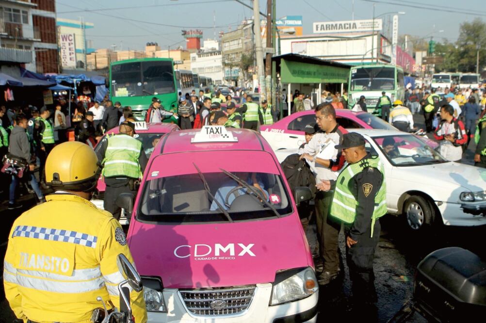 En el dispositivo efectuado en el paradero de Tacubaya fue retirada una base de taxis que esperaba pasaje hasta en tercera fila