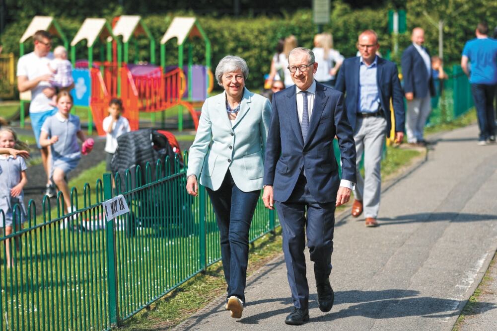 Theresa May, primera ministra británica, y su esposo, Philip, ayer al llegar al centro de votación para elegir a sus eurodiputados, en Sonning. / FRANK AUGSTEIN. AP