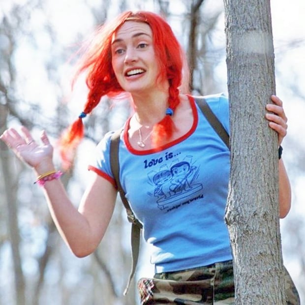 Love Is… se convirtió en una exitosa marca de productos. Aquí, el personaje de Clementine en “Eterno Resplandor de una Mente sin Recuerdos” viste una playera que dicta “Amor Es… sacudir mi mundo”. Foto: ESPECIAL/Pinterest.