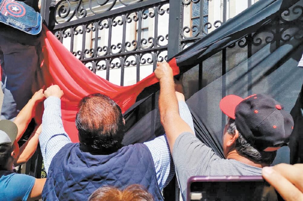 Desde el 18 de febrero los trabajadores sindicalizados del municipio de Pachu ca colocaron las banderas rojinegras en las 62 oficinas dependientes de la alcaldía. (DINORATH MOTA. EL UNIVERSAL)