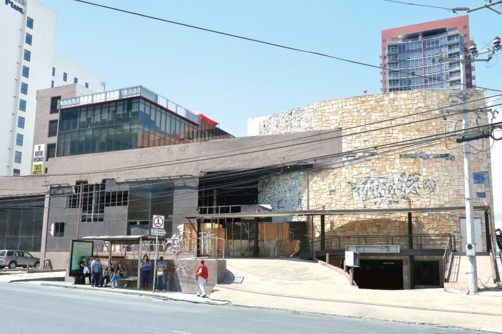 El negocio tenía asegurados a los clientes por 5 millones de pesos ante posibles daños, mientras que al mobiliario, máquinas y dinero en efectivo, por 5 millones de dólares, dice Samara Pérez, representante de familiares de las víctimas. (FOTOS: EMILIO V)