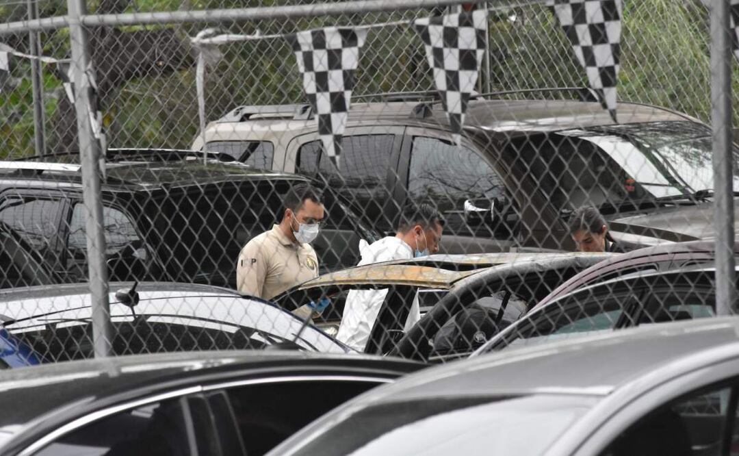 Incendio en lote de autos en Monterrey, Nuevo León deja varios vehículos afectados (04/07/2025). Foto: Emilio Vázquez / EL UNIVERSAL