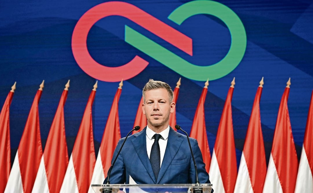 Péter Magyar, ganador de las elecciones en Hungría, ayer en conferencia de prensa en Budapest. Foto: Attila KISBENEDEK / AFP