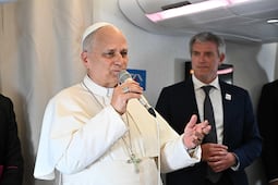 "No se puede hablar de dignidad y dejar que los mares sean cementerios", dice el Papa; drama migratorio debe ser "examen de conciencia"