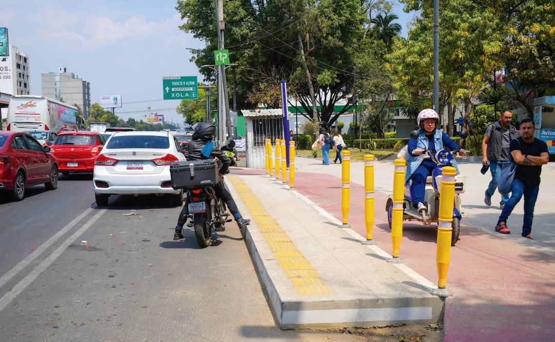 En distintos puntos de la ciclovía de Tlalpan se instalaron pequeñas paradas que los peatones pueden utilizar. Ubicados en Tren Ligero Las Torres además de haber uno entre Viaducto y Chabacano. El piso elevado ya presenta nuevos avances. Foto: Santiago Cadena /  EL UNIVERSAL